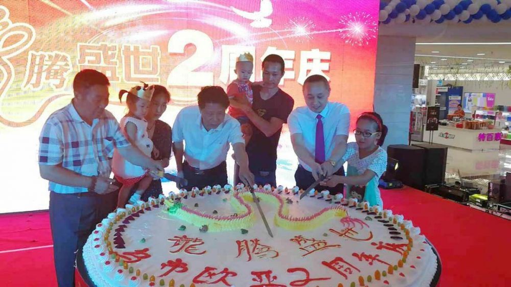 與顧客分享二周年店慶蛋糕、李俊攝.jpg